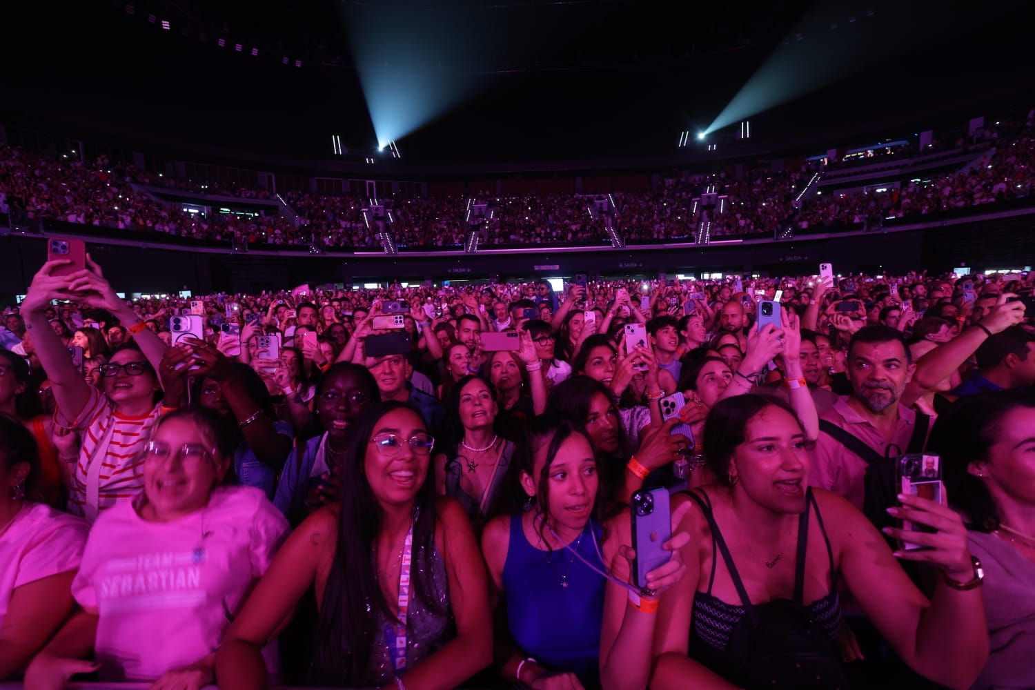Sebastián Yatra se funde con el público y sus 'Tacones Rojos' pone en pie al Roig Arena