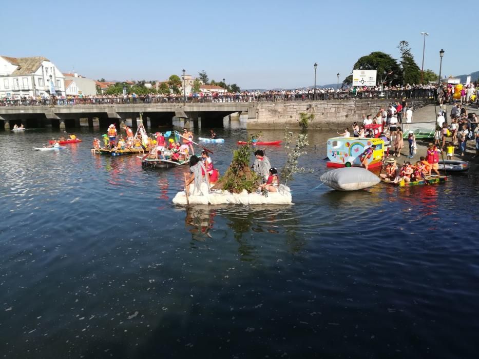 Decenas de embarcaciones improvisadas participan en la carrera "Flota como poidas"