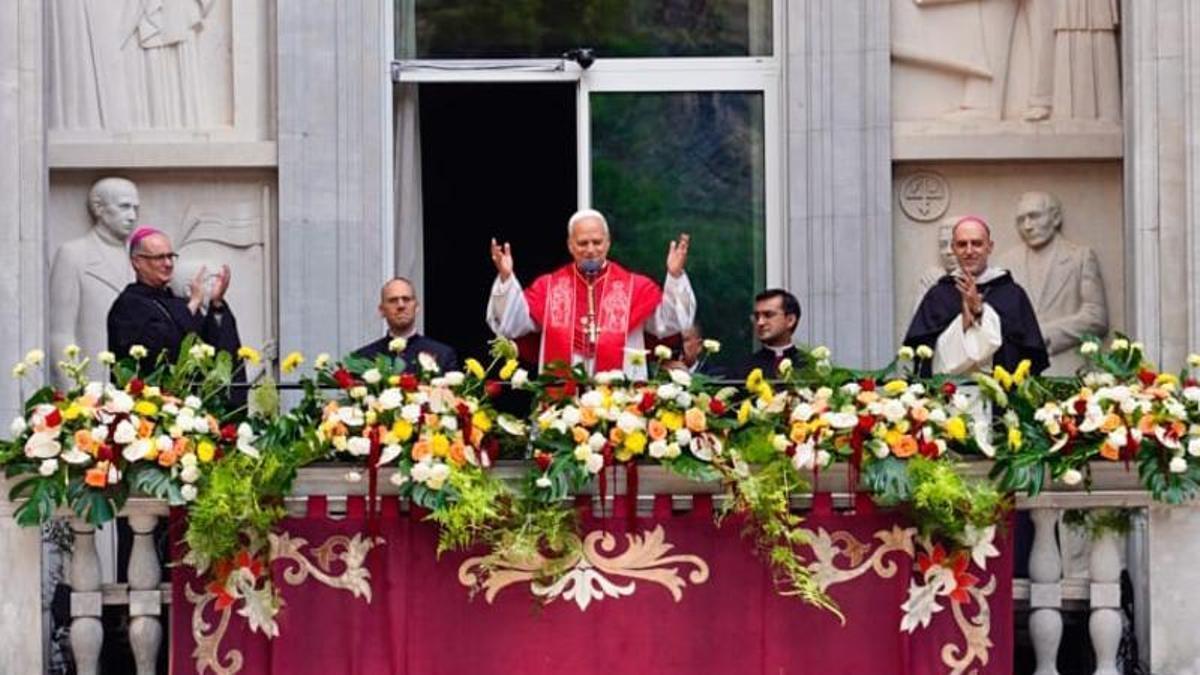 Salutació final del Papa des del balcó de la basílica