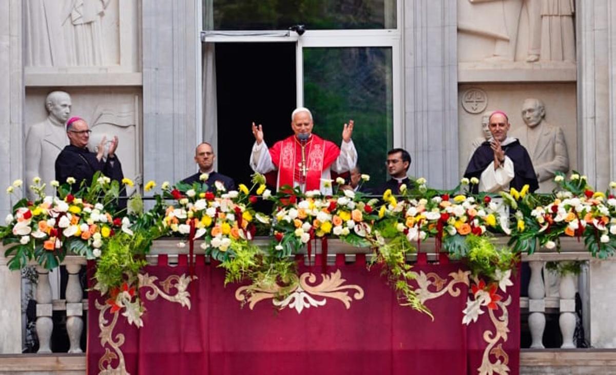 Salutació final del Papa des del balcó de la basílica
