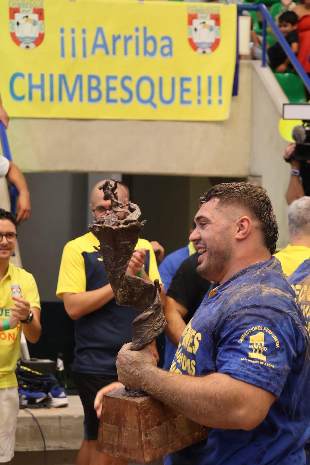 Eusebio Ledesma cierra una temporada perfecta con el triplete de Liga Regional, Insular y Copa