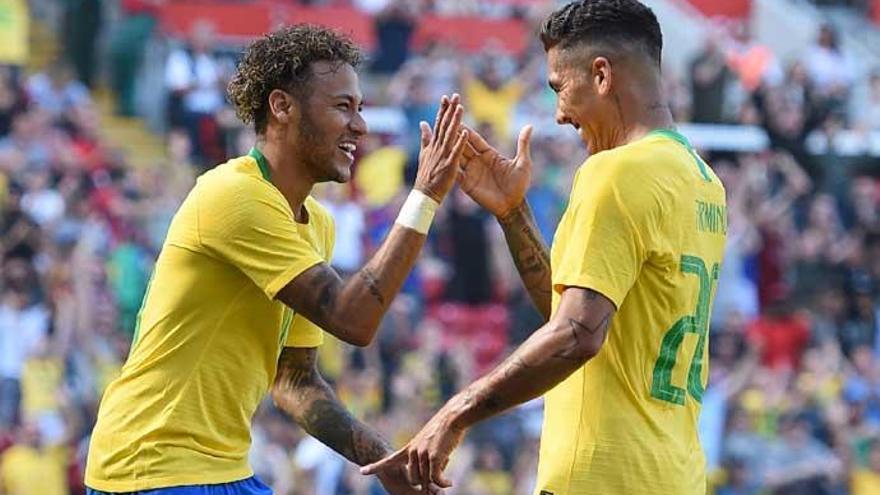 Firmino felicita a Neymar por su gol.