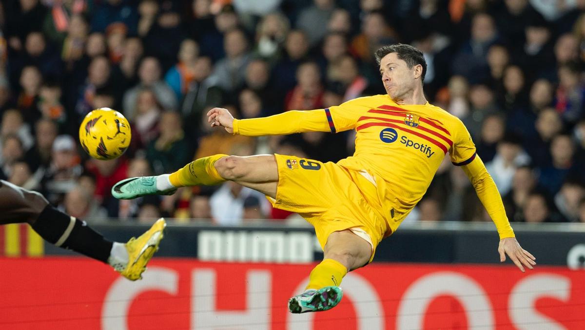 Lewandowski, durante el Valencia - Barça