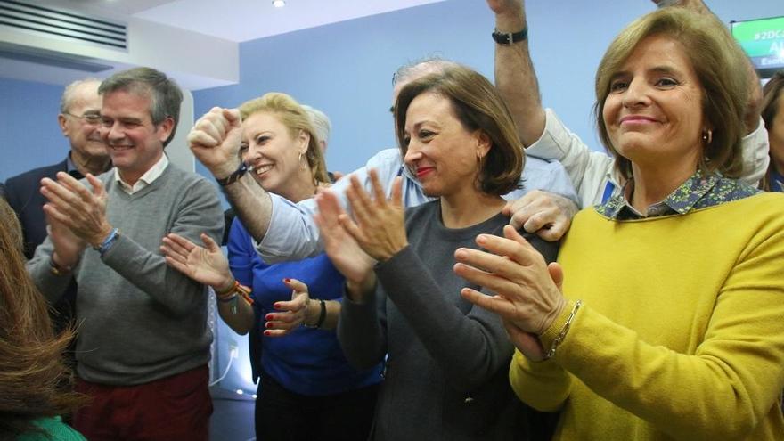 Patricia Navarro, en el centro, satisfecha por la posibilidad del PP de acceder al gobierno andaluz.