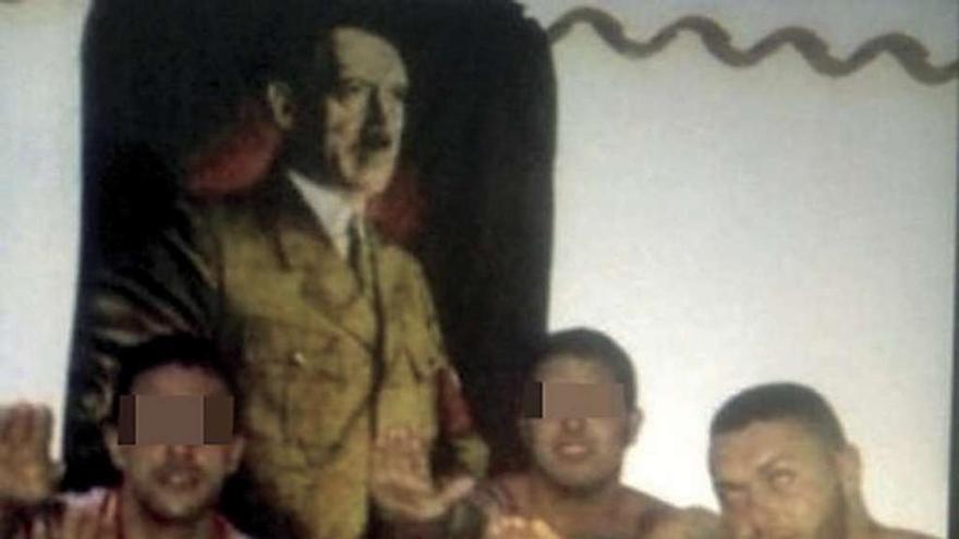 Antonio Menéndez, &#039;El Niño&#039;, primero a la dcha., hace el saludo nazi.