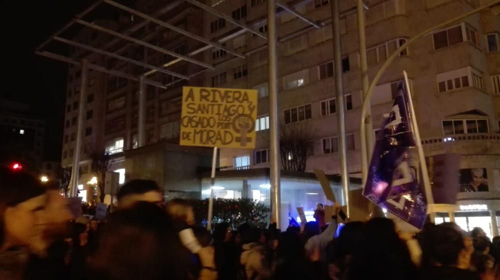 Carteles en las manifestación central de Vigo