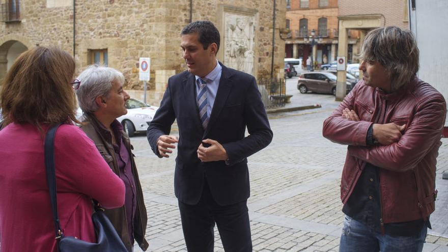 El delegado territorial conversa con concejales el equipo de Gobierno