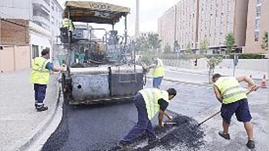 Asfalten un tram del carrer Caldes de Montbui