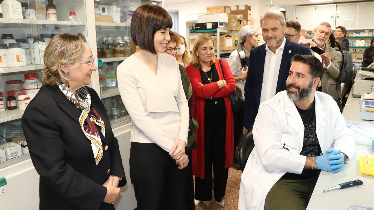 La ministra Diana Morant habla con investigadores del Instituto de Neurociencias de la UMH-CSIC durante la visita que realizó al centro en diciembre.