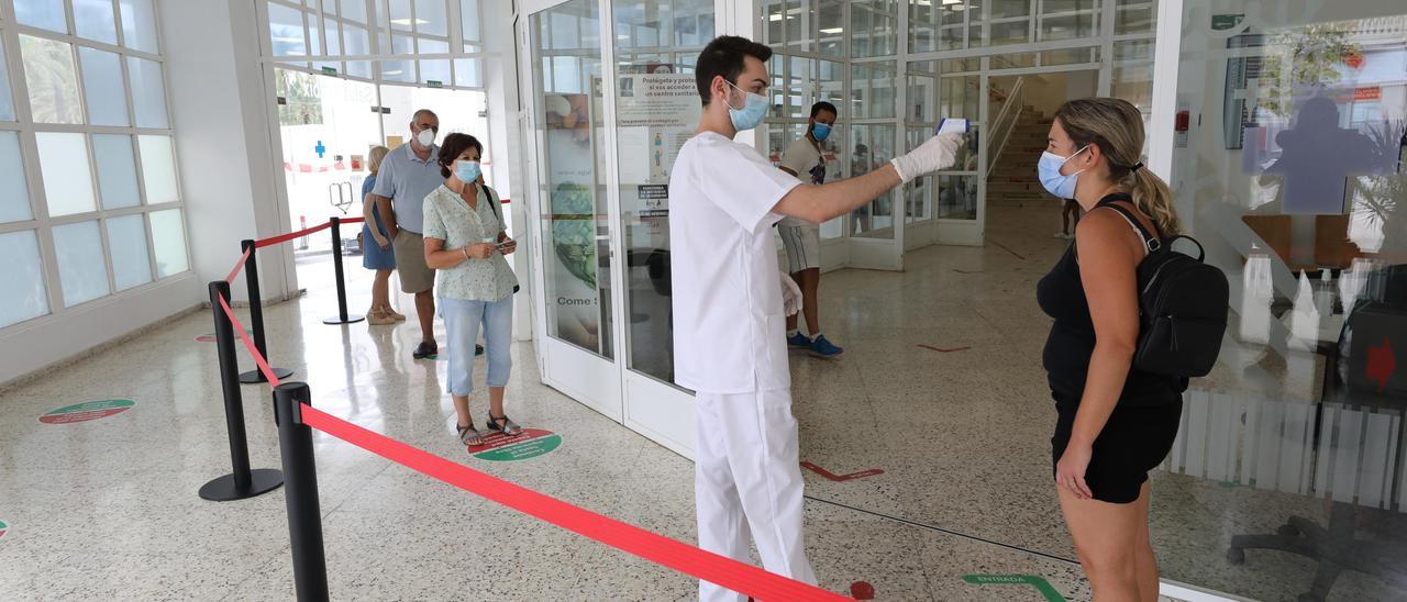 Control de entrada en un centro de salud de Elche.