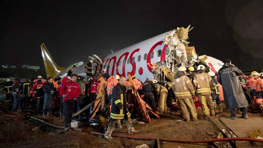 Un avión de pasajeros se parte en tres al aterrizar en Turquía