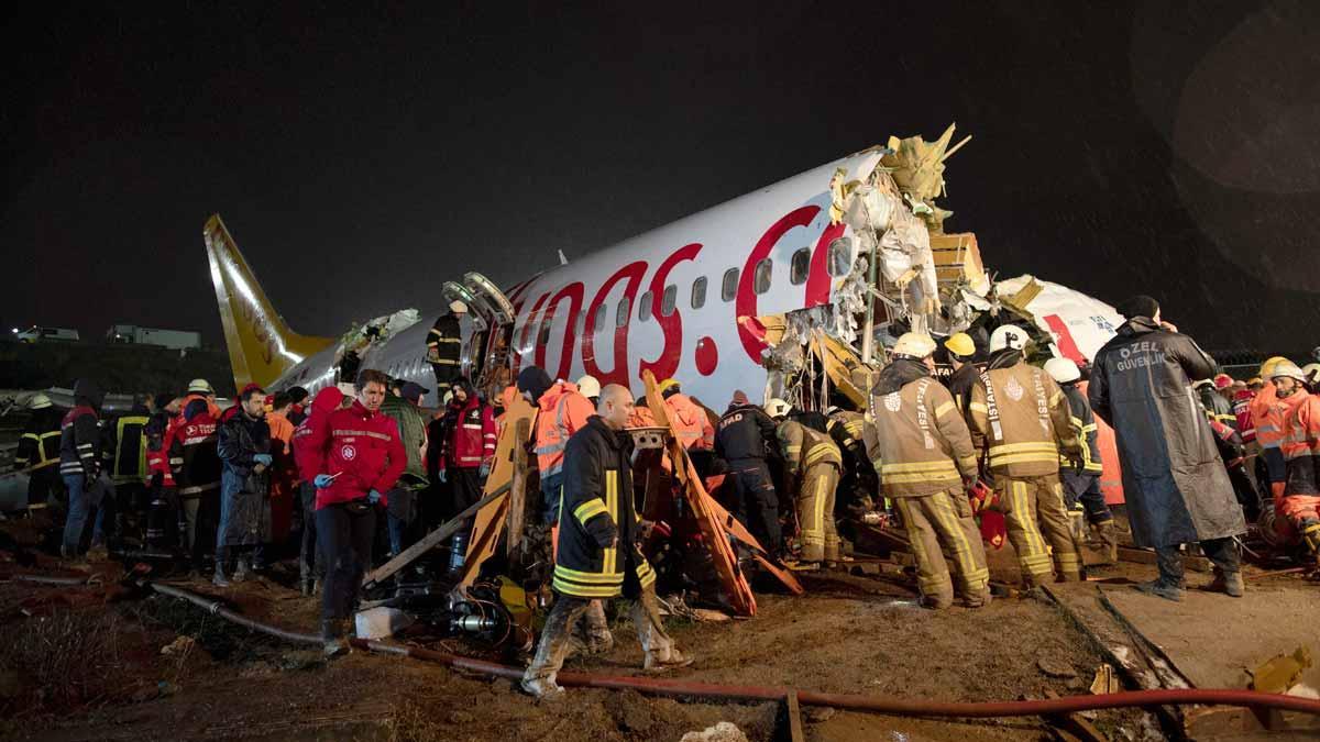 Avión de pasajeros se parte al aterrizar en Turquía, sin causar víctimas