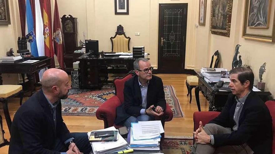 El edil José Araújo, el alcalde, Jesús Vázquez, y el presidente del CHMS, Francisco Marín. // Iñaki Osorio