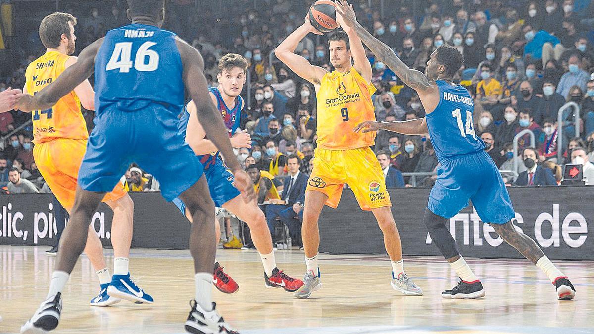 Brussino (9), presionado, busca el pase a Shurna en el Barça-Gran Canaria de la fase regular en el Palau.jpg