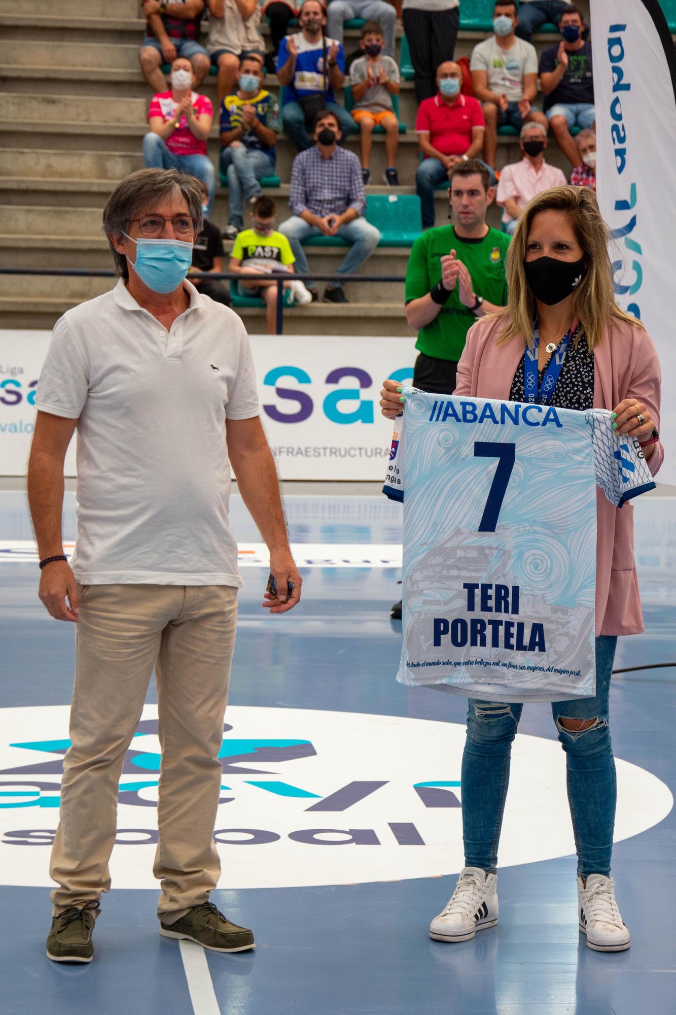 La medallista Teresa Portela junto al presidente del Balonmán Cangas, Alberto González