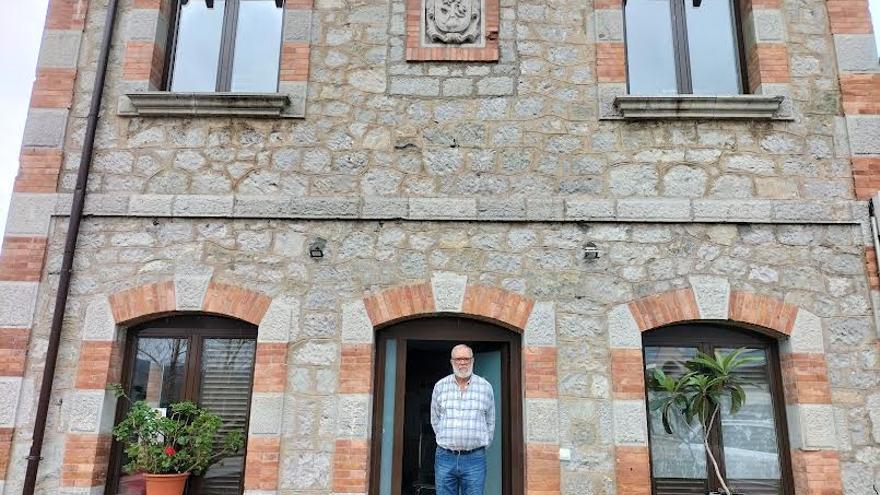 El albergue de Grado, con el hospitalero, Paco Arroyo, a la puerta, el año pasado.