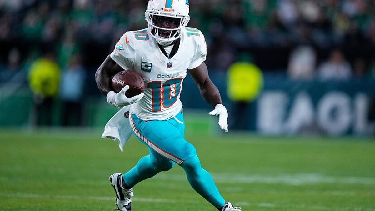 Tyreek Hill seguirá en los Miami Dolphins