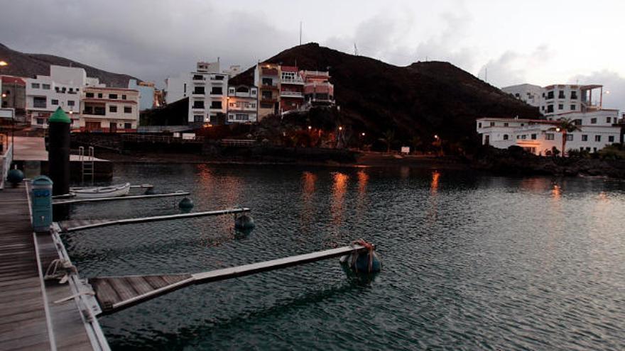 La playa de La Restinga iza por cuarto año consecutivo la Bandera Azul