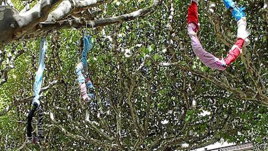 Forques de colors penjades als arbres del passeig de Joan Brudieu