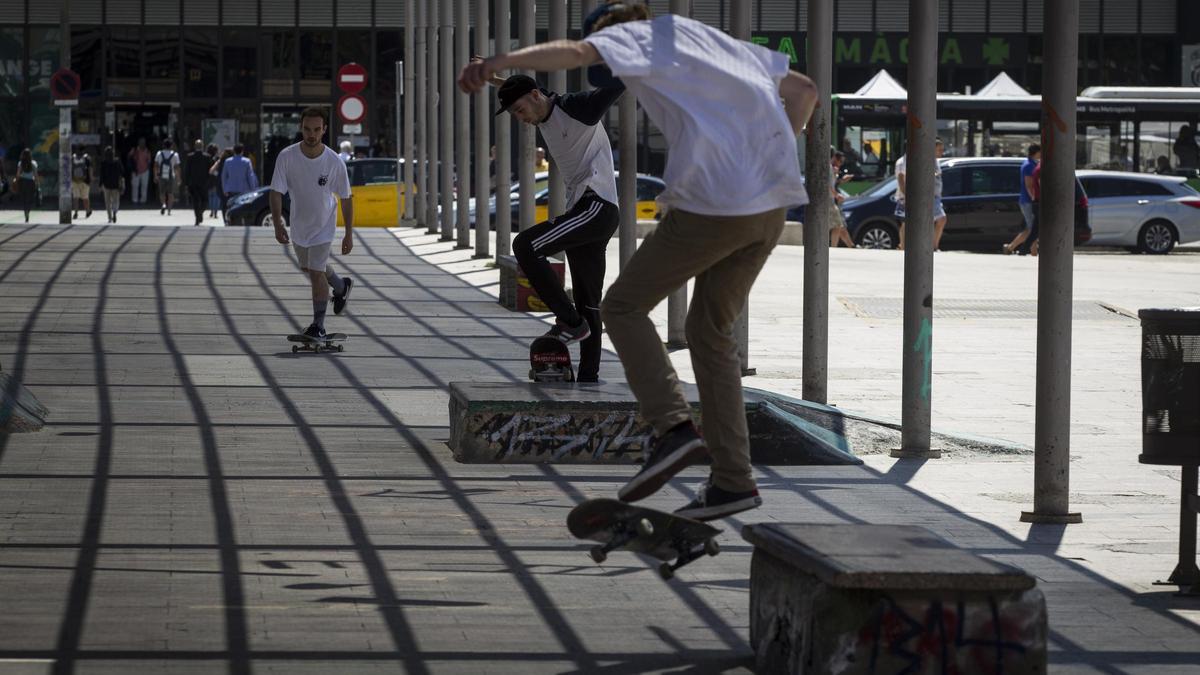 'skaters' patinando en la plaza de los Països Catalans