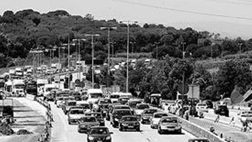 Transportistas colapsaron ayer la entrada a Barcelona. / Efe