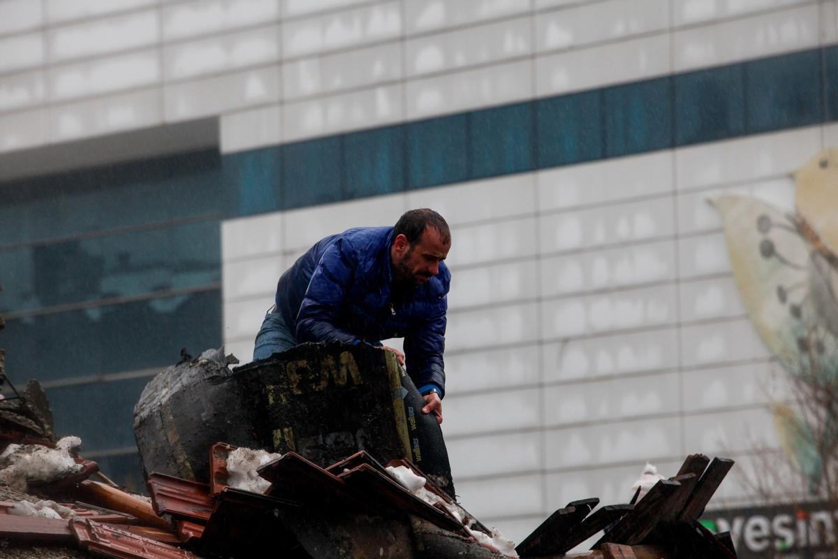 Una persona colabora en las labores de búsqueda tras el terremoto de magnitud 7,4 en la frontera sur de Turquía y Siria.