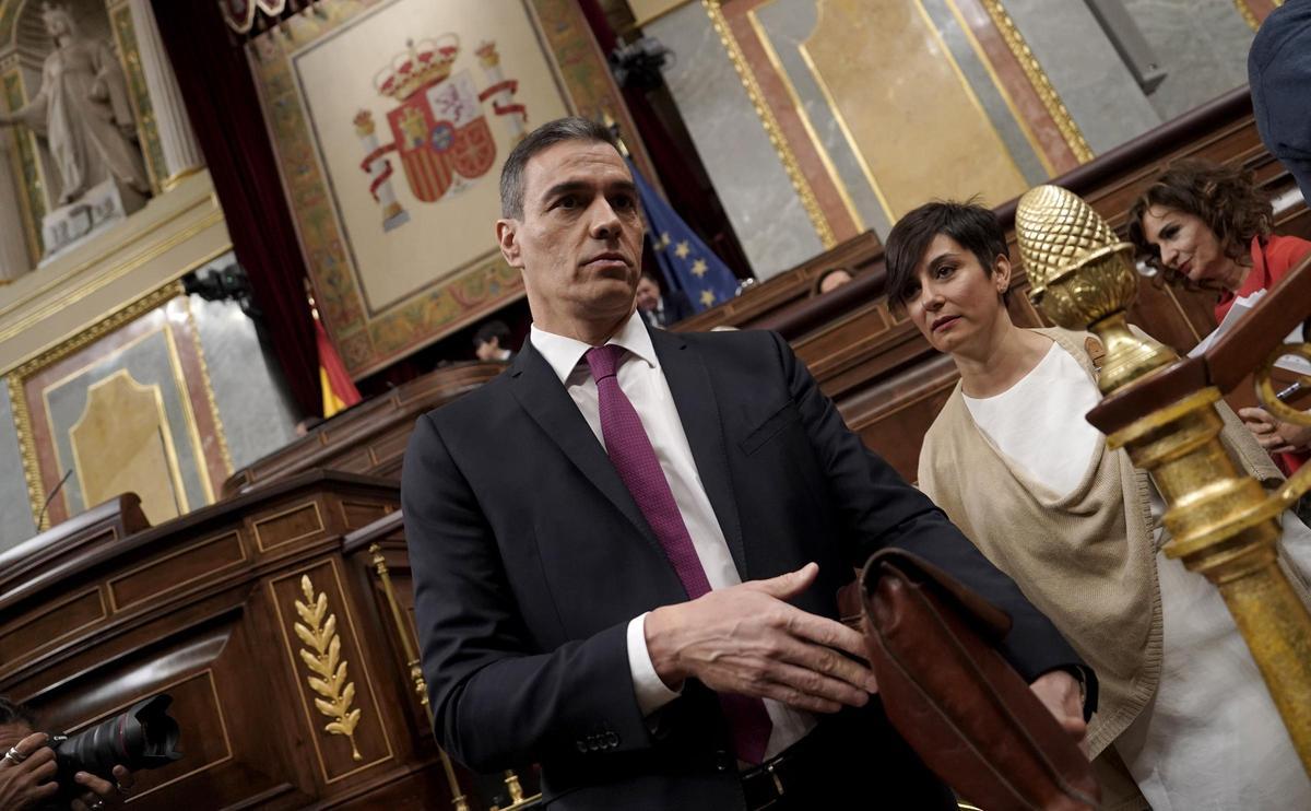 Pedro Sánchez, presidente del Gobierno, e Isabel Rodríguez, ministra de Vivienda, en el Congreso de los Diputados