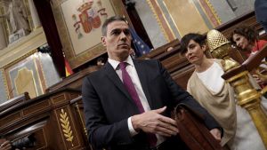 Pedro Sánchez, presidente del Gobierno, e Isabel Rodríguez, ministra de Vivienda, en el Congreso de los Diputados