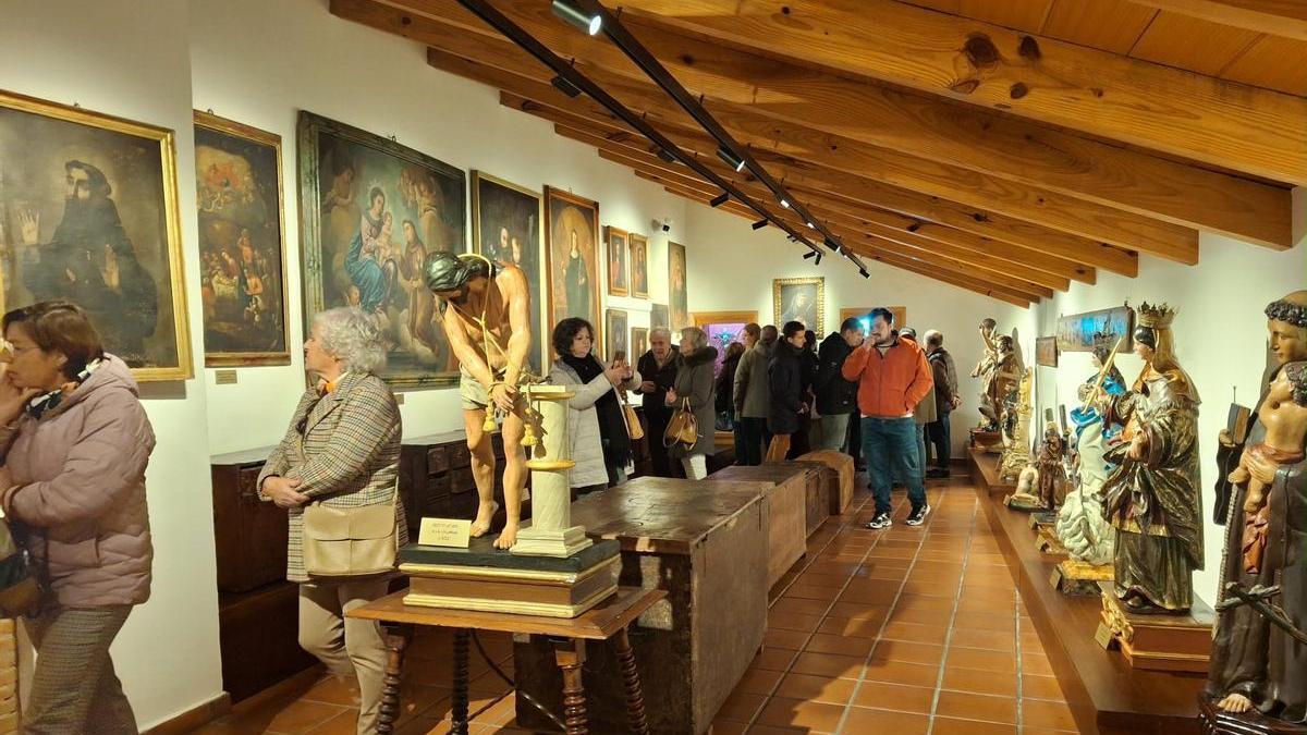Visitantes en el museo de arte saco del Real Monasterio de Santa Ana de Badajoz