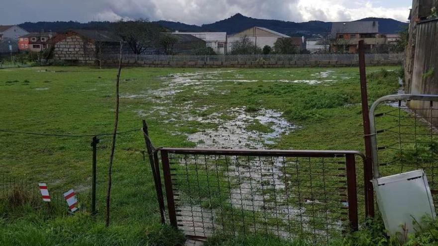 Una de las fincas de A Viña que recogen las aguas fecales que llegan desde otras calles. // FdV