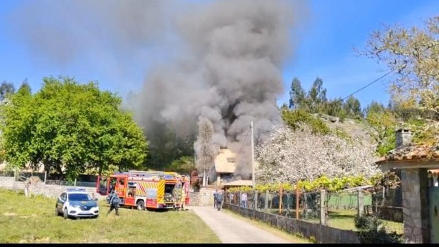Susto en Vincios al arder por completo el semisótano de una casa