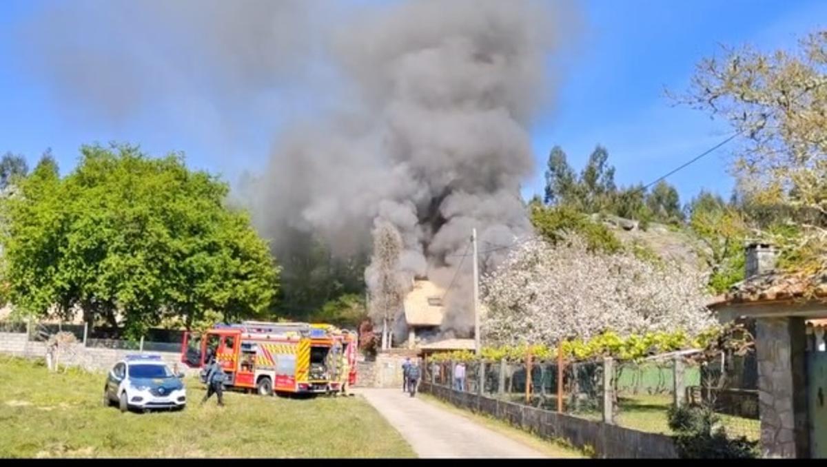 La gran humareda alertó a todo el barrio de Casás, en Vincios.