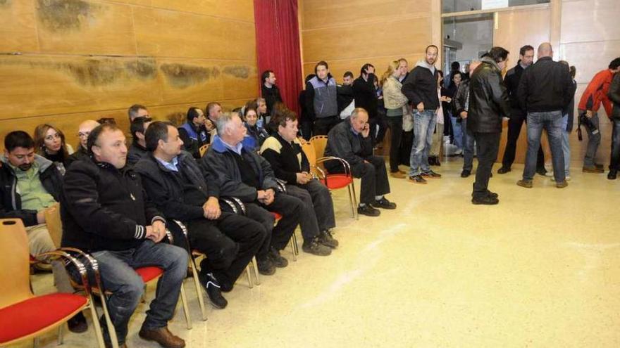 Asamblea de trabajadores del Concello de Cambados en la que se votó la RPT. // Noé Parga