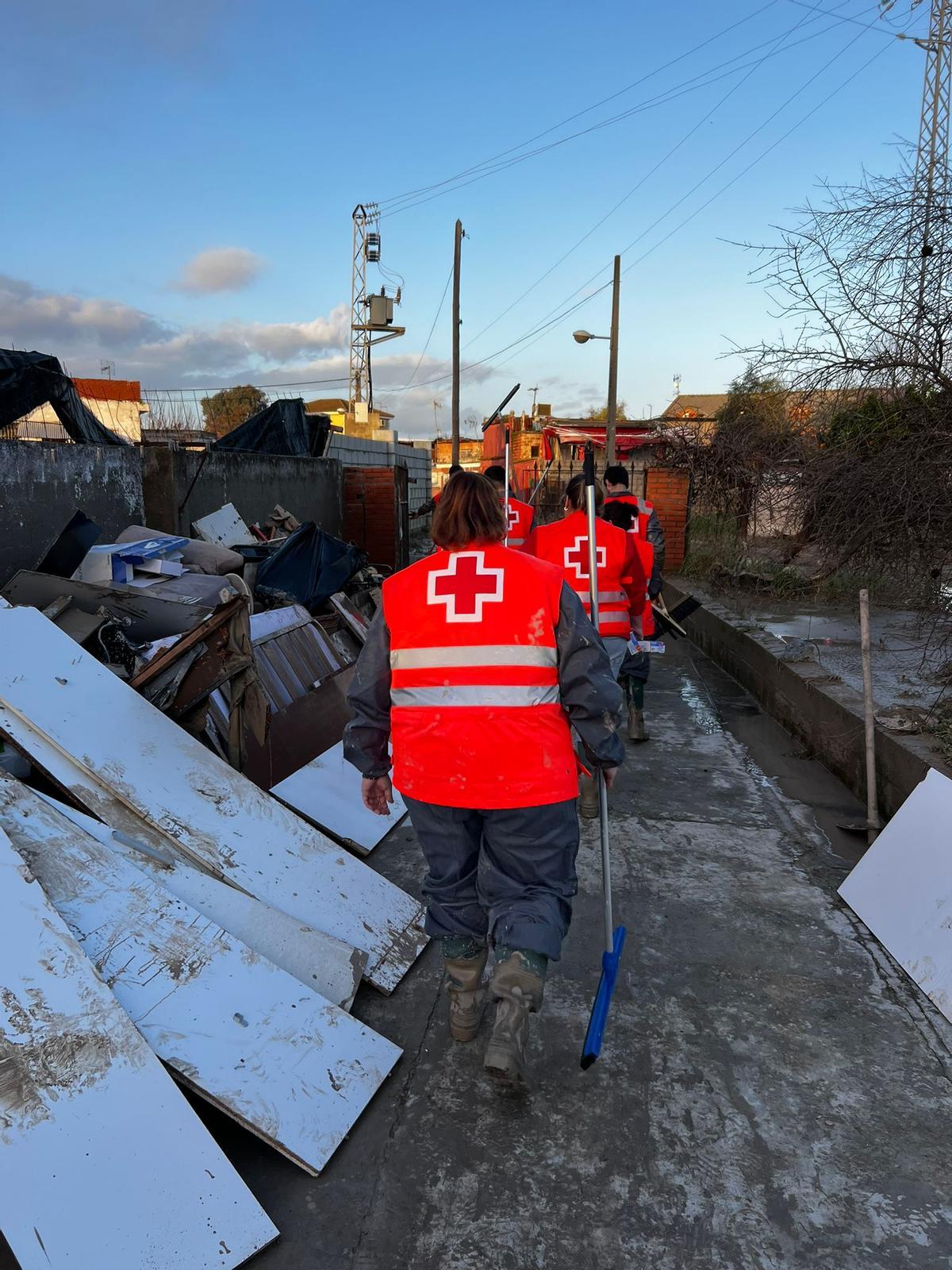 Unos 80 voluntarios de Cruz Roja intervienen en 27 domicilios afectados.