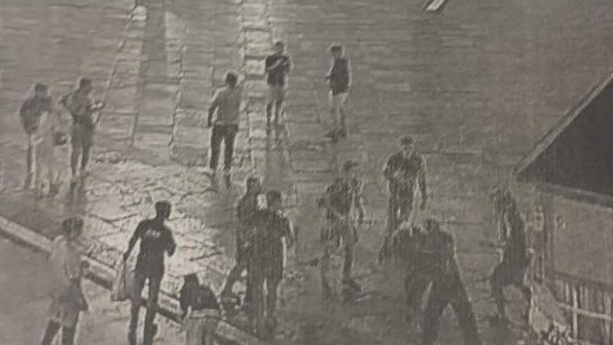 El informe policial sobre la agresión a dos activistas de izquierdas en Oviedo revela que un séptimo participante, que no ha sido arrestado, golpeó "por detrás" a Rubén Rosón