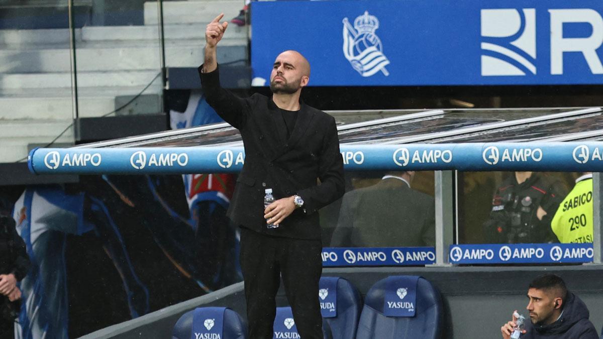 Claudio Giráldez, en el banquillo del Celta durante un partido a domicilio frente a la Real Sociedad.