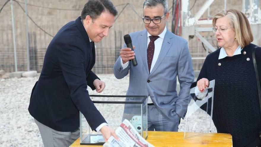 El alcalde acudió ayer a la puesta de la primera piedra del colegio del barrio de San Fernando.