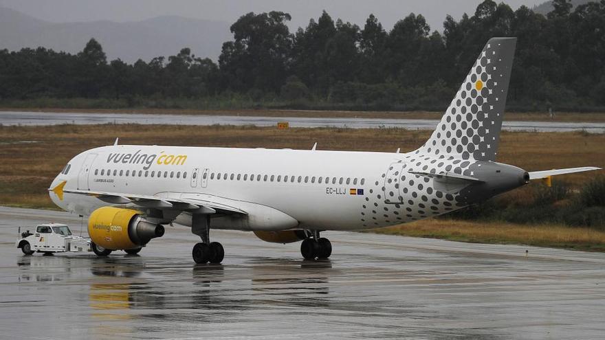 Un avión de Vueling en el aeropuerto de Vigo. // Jorge Santomé