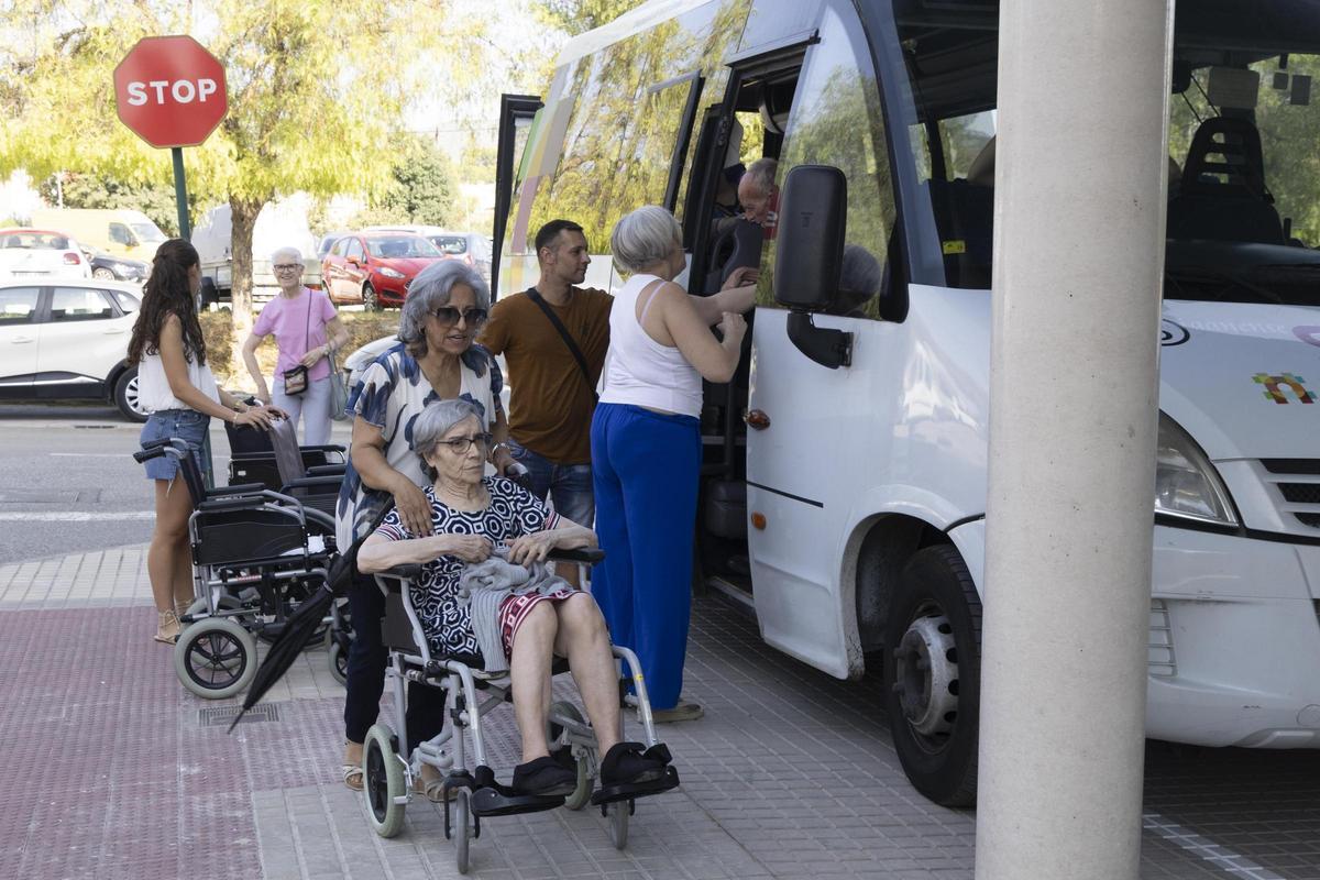 Así ha sido el traslado de los usuarios a la nueva residencia la  Beneficencia de Ontinyent