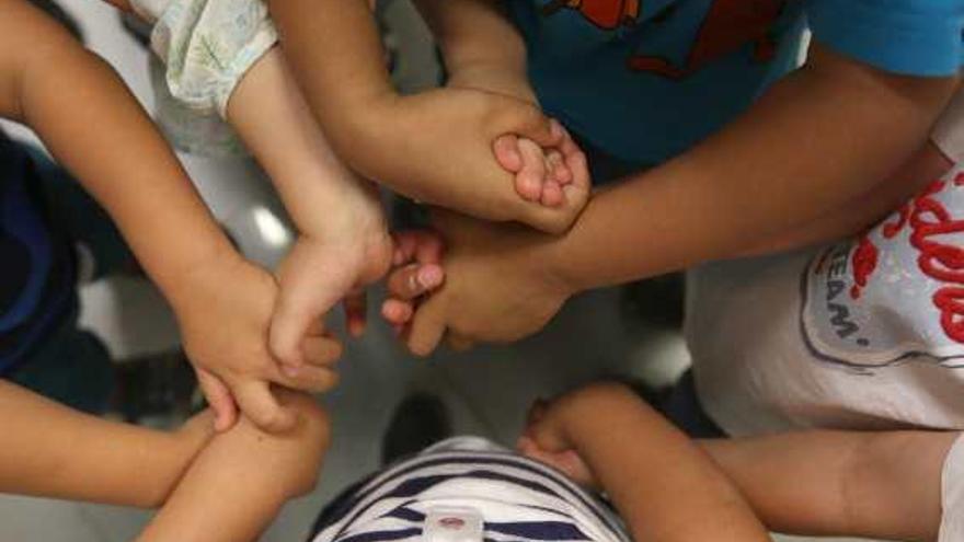 Niños con Trastorno de Espectro Autista se dan la mano.