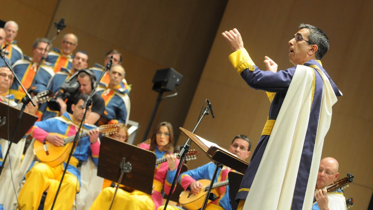 Juan Ramón Vinagre, en una de las ediciones al frente del Orfeón La Paz, rondalla para la que logró 16 primeros premios de Interpretación consecutivos.