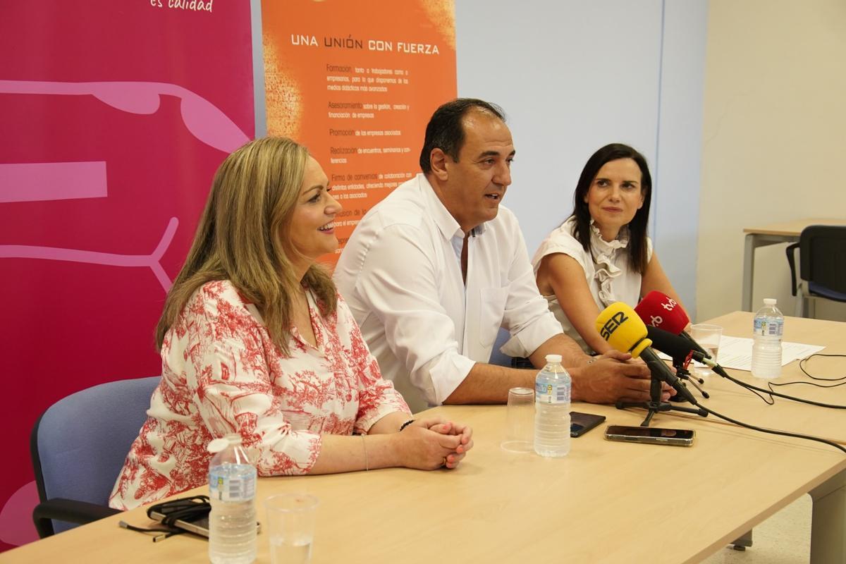 María Jesús Serrano, Manuel Muñoz y María Dolores Gálvez, durante la rueda de prensa en la sede de Uneba en Baena.