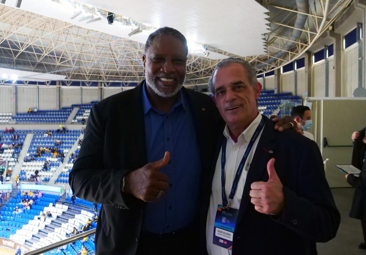 Arencibia y Norris en una visita del Barça a la Isla.