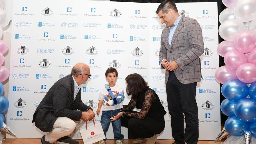 Dos niños de Marín, premiados en el certamen gallego «Deseña unha xoia para a túa nai»
