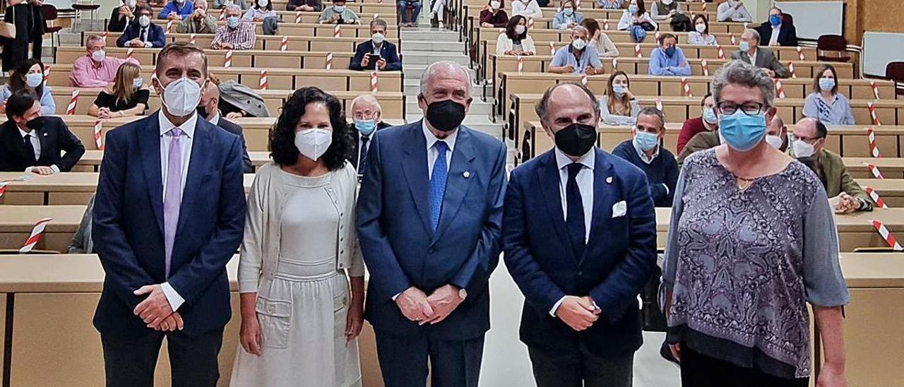 Vicente Gotor, en el centro, acompañado por (de izquierda a derecha) el profesor Miguel Ferrero, la decana Susana Fernández, el rector Ignacio Villaverde y la directora de departamento Pascale Crochet, ayer, en el aula Rector Julio Rodríguez de la Facultad de Química, donde tuvo lugar el homenaje. | Universidad de Oviedo