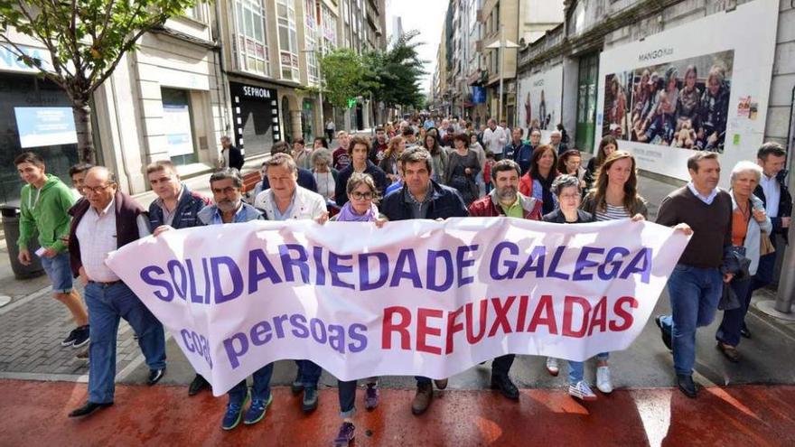 Cabecera de la manifestación, con representantes vecinales, sindicales y de los partidos políticos convocantes. // Gustavo Santos