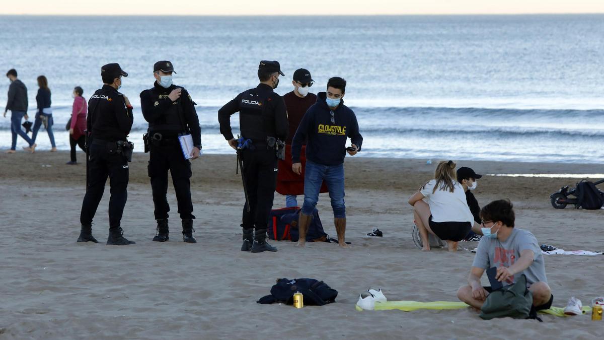 Buscan a un joven desaparecido en el agua de la playa de la Malva-rosa