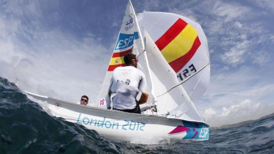 Los regatistas grancanarios Barreiros y Sarmiento, ayer, durante la tercera jornada de la clase 470 en Weymouth. | launer