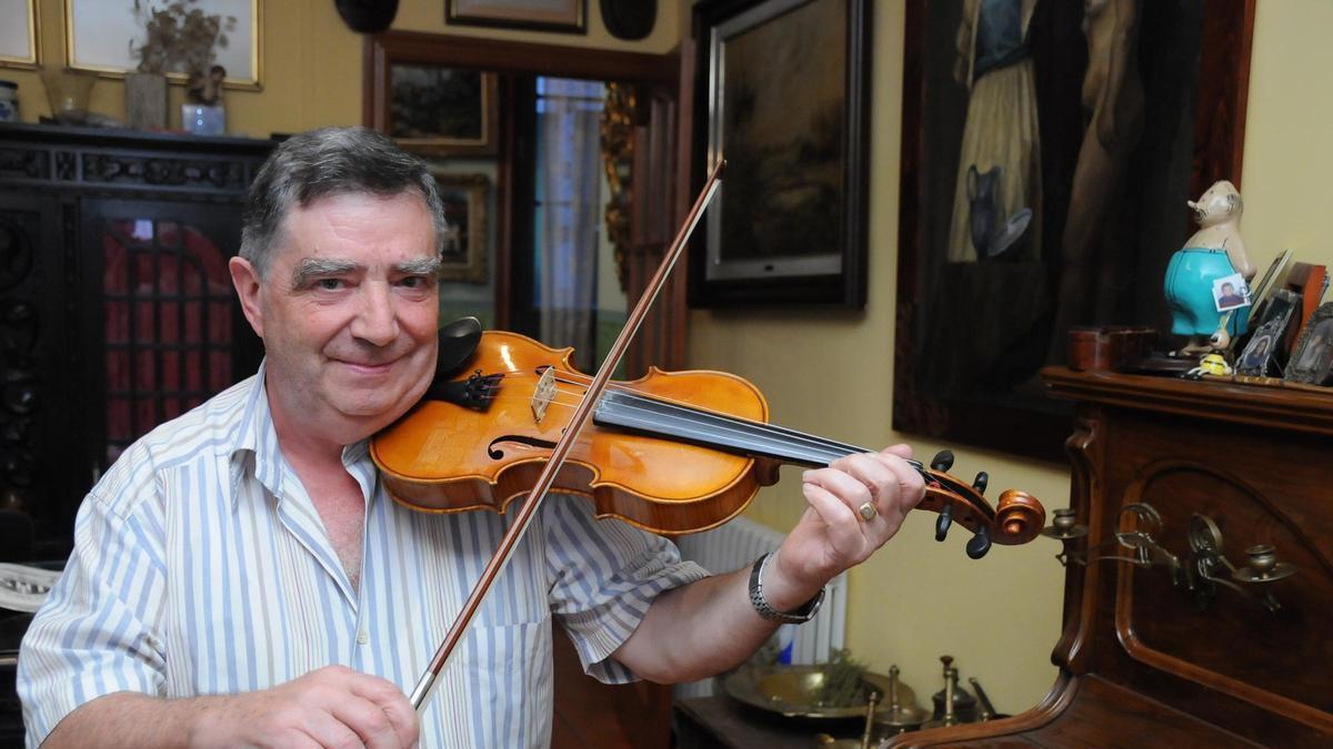 Maurici Rosell amb un dels seus violins