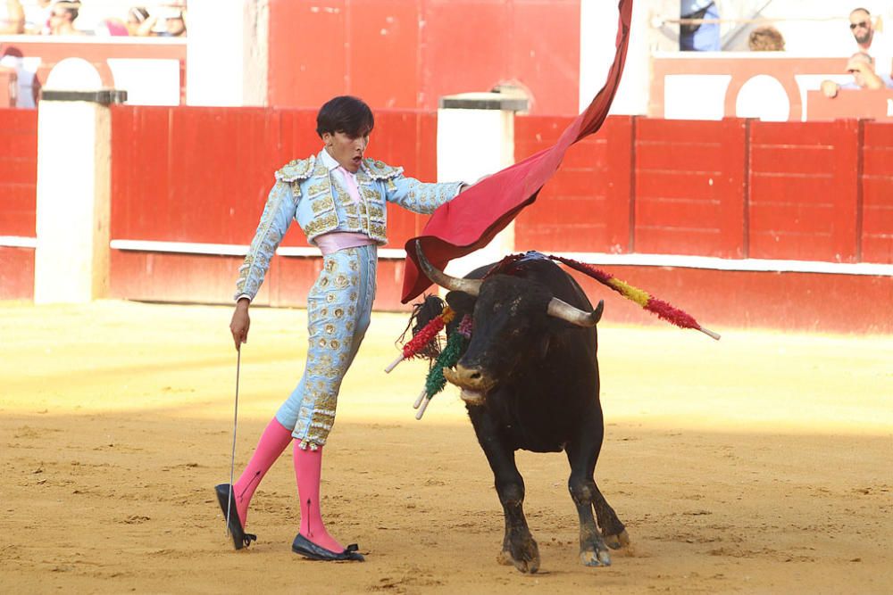 Más de siete mil personas presencian una final del Certamen de Escuelas Taurinas de buen nivel en la que el triunfador fue Miguel Aguilar y en la que también destacó el almeriense Jorge Martínez